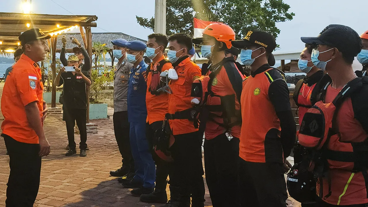 Members of Indonesia's National Search and Rescue Agency (Basarnas) attend a briefing after a search operation for people reported missing, following the eruption of Mount Anak Krakatau, in Serang, Banten province, Indonesia, September 8, 2026. The search operation was for missing people, including journalists covering the activity of Mount Anak Krakatau, who lost contact in the waters of the Sunda Strait. Picture taken using a mobile phone. REUTERS/Henny Murniati