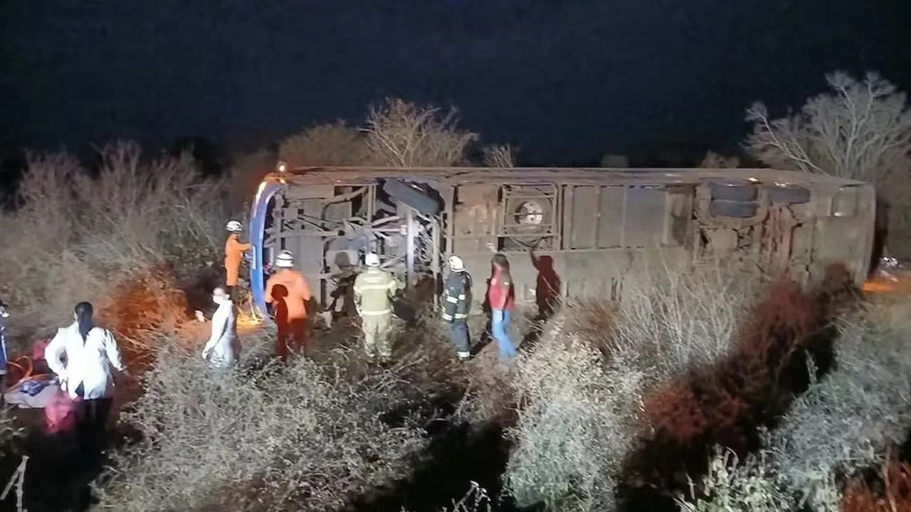 Bus accident near the city of Iraquera, Bahia, leaves 7 people dead and 13 injured. This number of victims may increase after the removal of the wreckage. -- X Hugo Borges