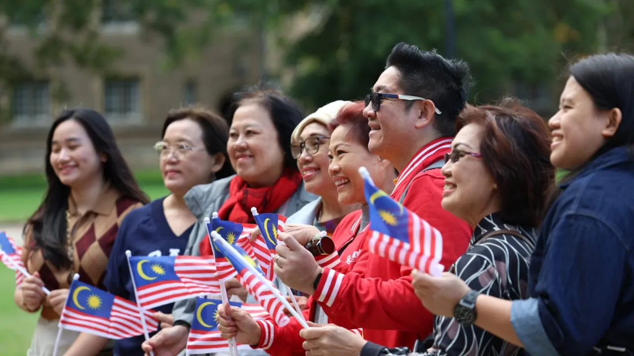  Cambridge English For Life (CEFL ) berbangga apabila tahun ini mereka bukan sahaja menyambut ulang tahun ke-25 penubuhannya, tetapi juga meraikan Hari Malaysia di Cambridge, UK. - Foto Astro Awani