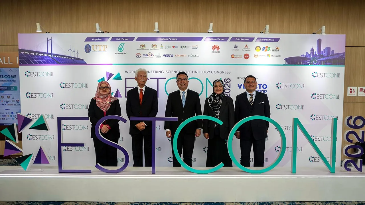 GEORGE TOWN, 8 Sept - Menteri Sains, Teknologi dan Inovasi Datuk Chang Lih Kang (tengah) bergambar dengan Canselor Universiti Teknologi PETRONAS (UTP) Tan Sri Dr Mohd Hassan Marican (dua, kiri), Presiden UTP Mohamed Firouz Asnan (kanan), Pengerusi yang juga Ahli Lembaga Pengarah UTP Farehana Hanapiah (dua, kanan) dan Timbalan Ketua Setiausaha (Pembangunan Teknologi) Kementerian Sains, Teknologi dan Inovasi Norsham Abdul Latif (kiri) pada Majlis Perasmian Kongres Kejuruteraan, Sains dan Teknologi (ESTCON) Ke