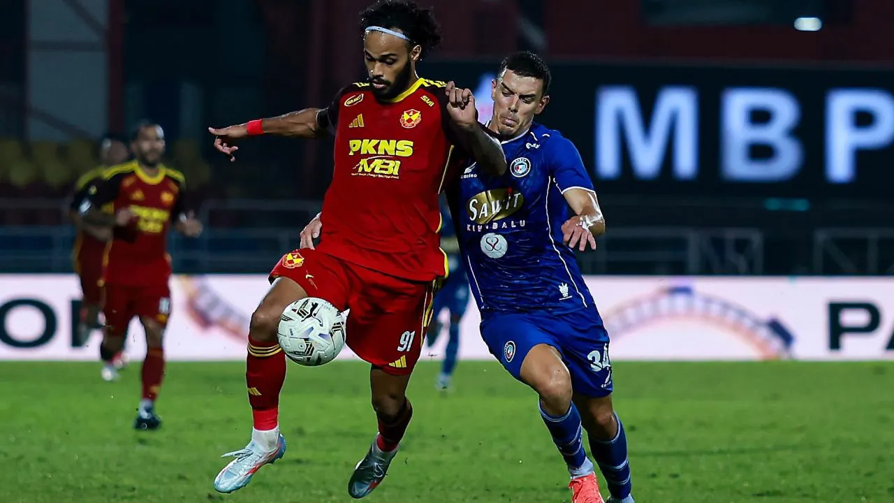 PETALING JAYA, 9 Sept - Pemain Selangor FC, Chrigor Flores Moraes (kiri) mengawal bola daripada Pemain Sabah FC, Enrique Lopez Fernandez (kanan) pada perlawanan pusingan ke-16 Piala FA 2026/2027 di Stadium Majlis Bandaraya Petaling Jaya, malam ini. Keputusan berakhir dengan keputusan agregat, Selangor FC 4-3 Sabah FC. - fotoBERNAMA (2026) HAK CIPTA TERPELIHARA