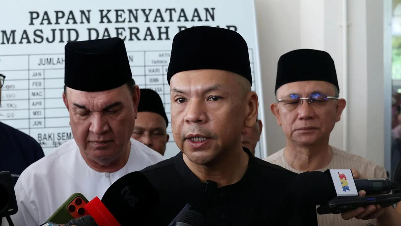 PAPAR, 27 Sept - Menteri Perdagangan Dalam Negeri dan Kos Sara Hidup, Datuk Armizan Mohd Ali ketika sidang media pada program Selawat Tadabbur Syukbah Wanita Parlimen Papar dan Program Jualan Rahmah MADANI (PJRM) di Masjid Daerah Papar hari ini. - fotoBERNAMA (2026) HAK CIPTA TERPELIHARA