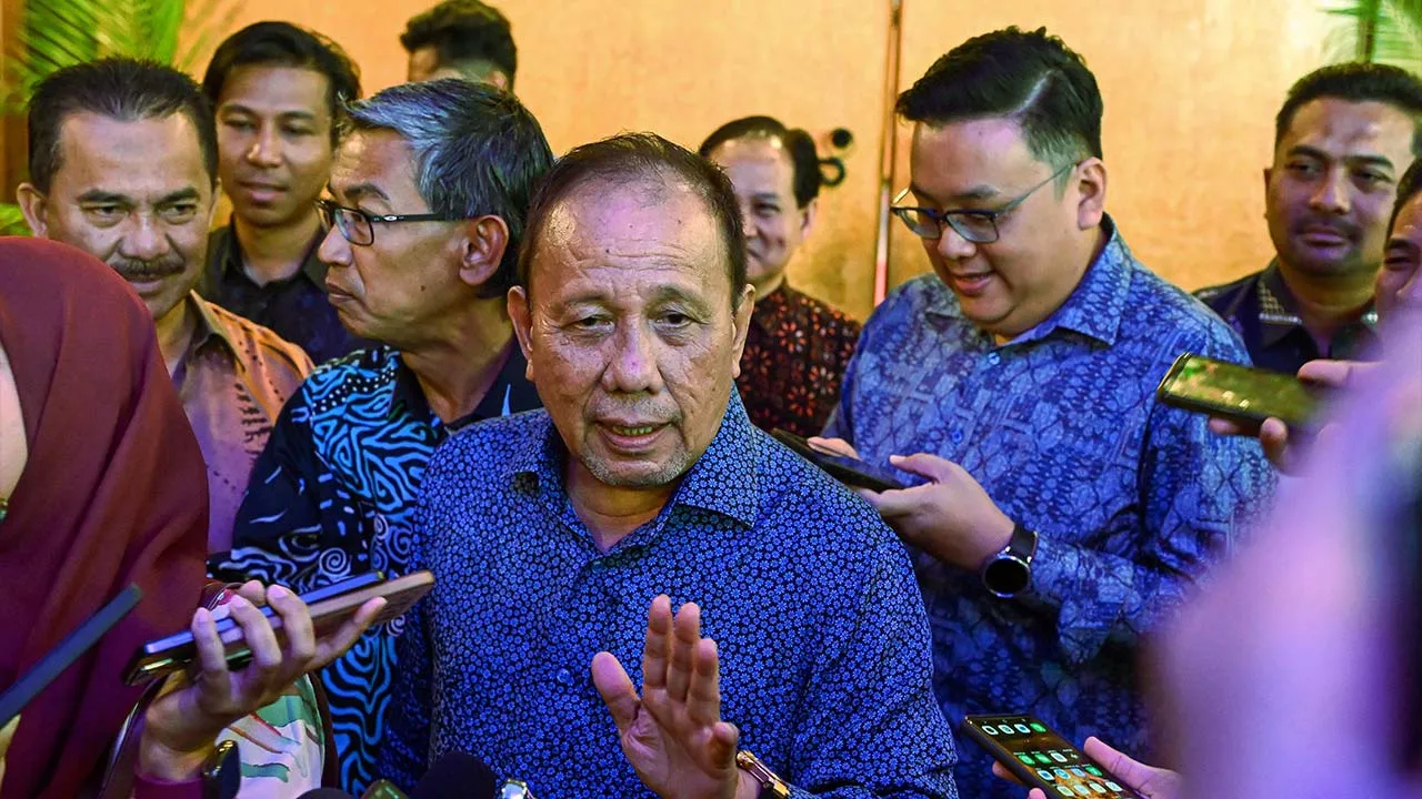 SEREMBAN, 17 Sept - Menteri Besar Negeri Sembilan Datuk Ismail Lasim (tengah) menjawab pertanyaan wartawan semasa sidang media pada majlis penyampaian Anugerah Siswazah Cemerlang Kelas Pertama Negeri Sembilan hari ini. - fotoBERNAMA (2026) HAK CIPTA TERPELIHARA
