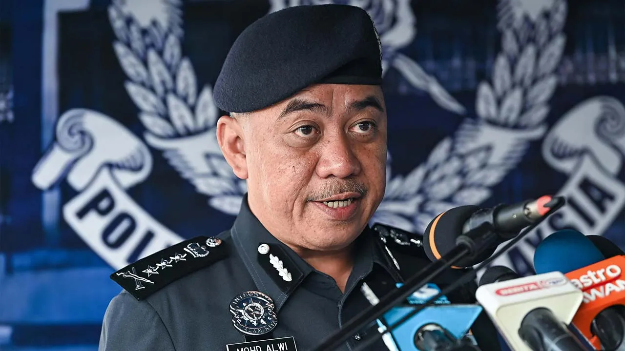 IPOH, 13 Ogos - Ketua Polis Perak Datuk Mohd Alwi Zainal Abidin berucap pada Majlis Perasmian Pelupusan Barang Kes Dadah dan Ketum di Ibu Pejabat Polis Kontinjen (IPK) Perak hari ini. Polis Perak merampas pelbagai jenis dadah bernilai RM46.32 juta sehingga Ogos tahun ini. Mohd Alwi berkata dadah yang dirampas membabitkan syabu, ekstasi, heroin dan ganja yang merupakan jenis rampasan tertinggi di negeri ini. Beliau berkata bagi bahagian perundangan pula, sebanyak 4,529 kertas siasatan telah dibuka di bawah A