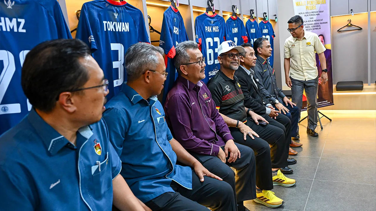 SEREMBAN, 7 Sept - Pengerusi Jawatankuasa Bertindak Pembangunan Belia dan Sukan Datuk Mustapha Nagoor (empat ,kiri) melawat ruang dalam bilik persalinan pada majlis penyerahan Kerja-Kerja Menaiktaraf Bilik Persalinan Stadium Tuanku Abdul Rahman (STAR) Paroi, hari ini. - fotoBERNAMA (2026) HAK CIPTA TERPELIHARA