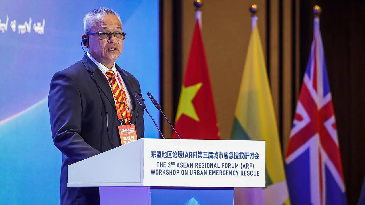 NANNING (China), 18 Sept - Timbalan Ketua Pengarah (Operasi) Jabatan Bomba dan Penyelamat Malaysia (JBPM) Datuk Nordin Pauzi menyampaikan ucapan pada Majlis Perasmian Bengkel Forum Serantau ASEAN (ARF) ke-3 mengenai Urban Emergency Rescue di sini, hari ini. JBPM kini melalui proses pendigitalan dalam usaha memperkukuh keupayaan membuat keputusan serta menggerakkan aset dan sumber dengan lebih tepat dan pantas. - fotoBERNAMA (2026) HAK CIPTA TERPELIHARA