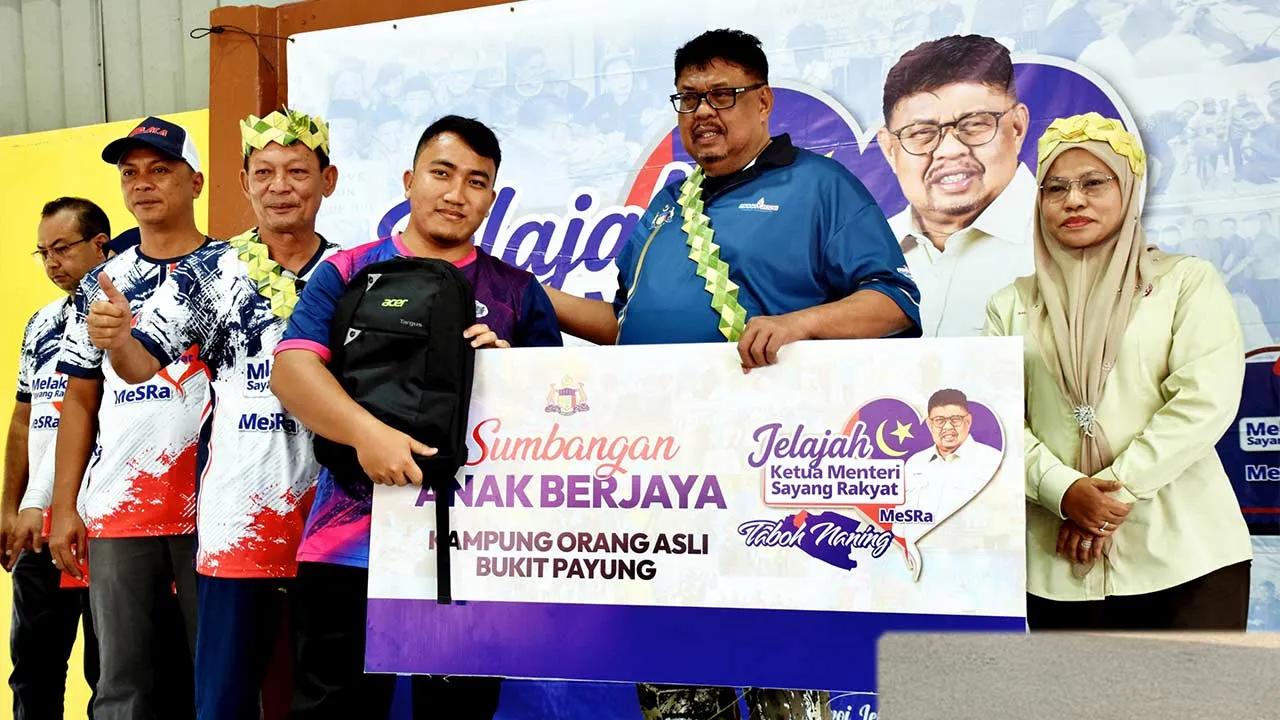ALOR GAJAH, 3 Sept - Ketua Menteri Melaka Datuk Seri Ab Rauf Yusoh (dua, kanan) menyampaikan sumbangan komputer riba kepada salah seorang anak masyarakat Orang Asli pada Program Jelajah Ketua Menteri Sayang Rakyat Dewan Undangan Negeri (DUN) Taboh Naning hari ini. - fotoBERNAMA (2026) HAK CIPTA TERPELIHARA