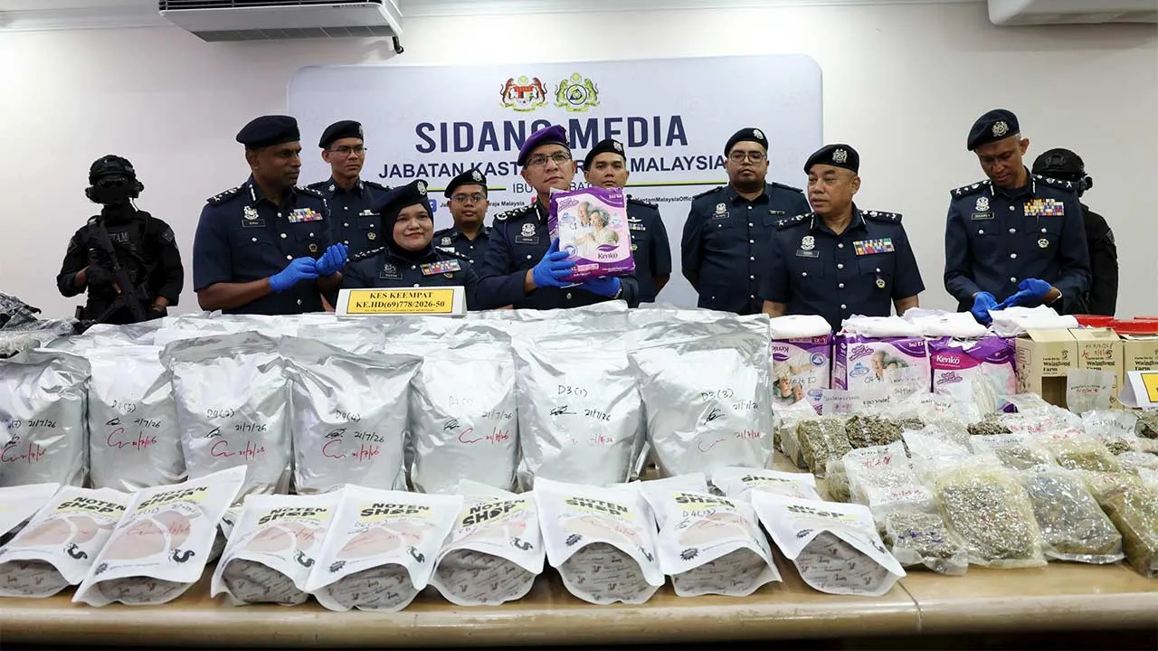 NILAI, 4 Sept - Ketua Pengarah Kastam Datuk Seri Amran Ahmad menunjukkan dadah yang dirampas pada sidang media di Cawangan Narkotik Ibu Pejabat Jabatan Kastam Diraja Malaysia (JKDM) di Kampung Jijan hari ini. Jabatan Kastam Diraja Malaysia (JKDM) menumpaskan kegiatan pengedaran pelbagai jenis dadah seberat 722.9 kilogram (kg) dengan nilai keseluruhan RM43 juta dalam empat kes berasingan di Selangor pada Julai lepas. - fotoBERNAMA (2026) HAK CIPTA TERPELIHARA