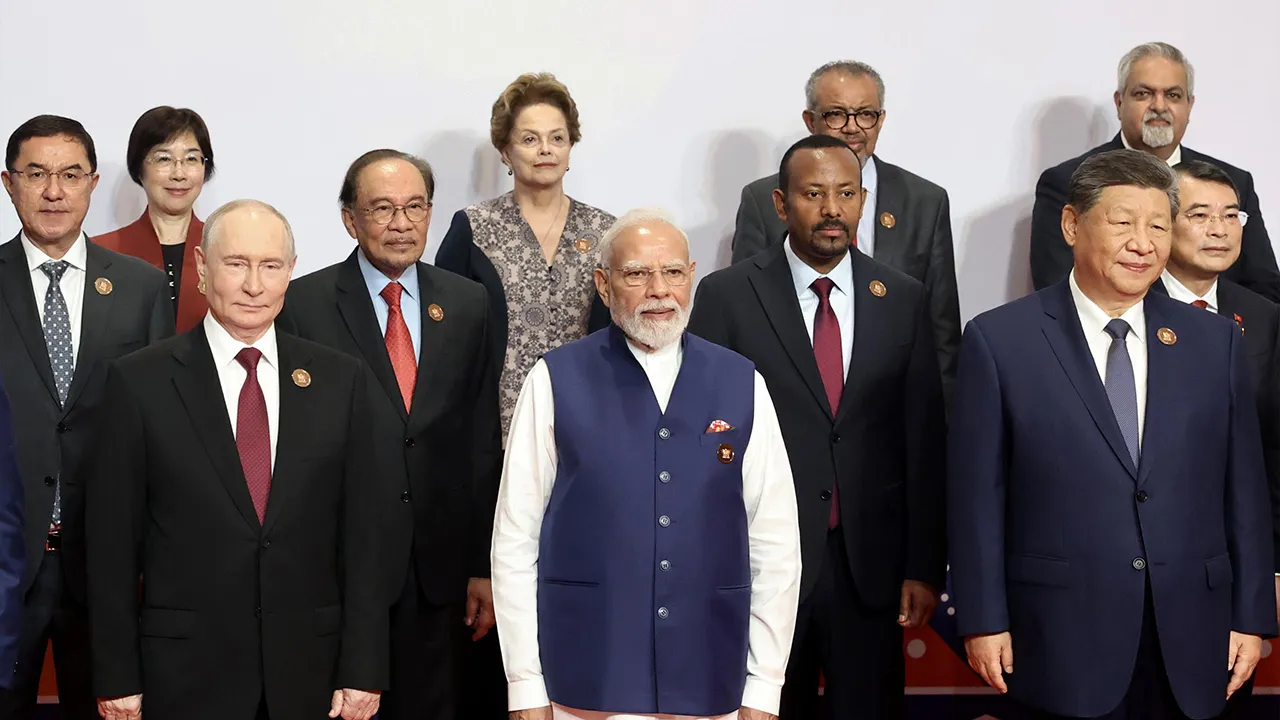 NEW DELHI, 13 Sept - Perdana Menteri Malaysia Datuk Seri Anwar Ibrahim menyertai Sesi Foto Keluarga Pemimpin BRICS, Rakan Kongsi dan Jemputan Outreach sempena Sidang Kemuncak Pemimpin BRICS ke-18 di New Delhi, India, hari ini. - fotoBERNAMA (2026) HAK CIPTA TERPELIHARA