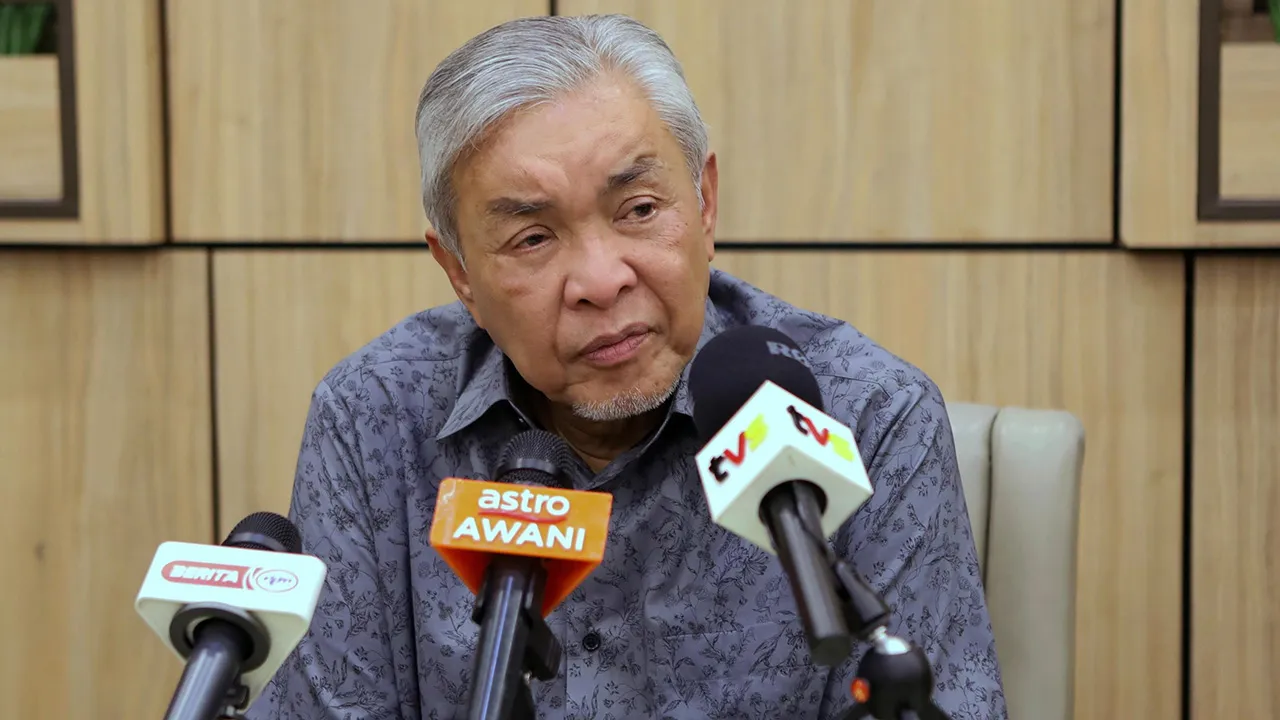 JAKARTA, 19 Sept - Timbalan Perdana Menteri Datuk Seri Dr Ahmad Zahid Hamidi bercakap pada sidang media di sini hari ini sempena lawatan kerjanya ke Jakarta. Ahmad Zahid berkata pertemuannya dengan Presiden Indonesia Prabowo Subianto turut menyentuh kesediaan Indonesia menerima bantuan Malaysia bagi menangani kebakaran hutan dan tanah yang mencetuskan jerebu rentas sempadan. - fotoBERNAMA (2026) HAK CIPTA TERPELIHARA