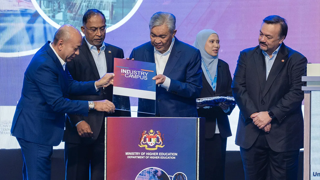 KUALA LUMPUR, 22 Sept - Timbalan Perdana Menteri Datuk Seri Dr Ahmad Zahid Hamidi (tiga, kiri) melancarkan buku garis panduan "Industry On Campus" pada Majlis Perasmian University Research and Innovation Investment Summit 2026 (URIIS 2026) di WTCKL hari ini. Turut sama Menteri Pendidikan Tinggi Datuk Seri Zambry Abdul Kadir (dua, kiri) dan Menteri Kewangan II Datuk Seri Amir Hamzah Azizan (kanan). - fotoBERNAMA (2026) HAK CIPTA TERPELIHARA