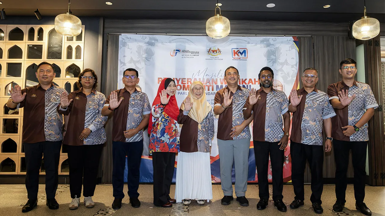 KUALA LUMPUR, 6 Sept - Isteri Perdana Menteri merangkap Ahli Parlimen Bandar Tun Razak Datuk Seri Dr Wan Azizah Wan Ismail (lima, kiri) bergambar bersama Ketua Komuniti Bandar Tun Razak pada Majlis Penyerahan Watikah Komuniti MADANI Parlimen Bandar Tun Razak 2026/2027, hari ini. Turut sama Pengerusi Komuniti MADANI Parlimen Bandar Tun Razak Jonathan Vela (tiga, kanan). - fotoBERNAMA (2026) HAK CIPTA TERPELIHARA