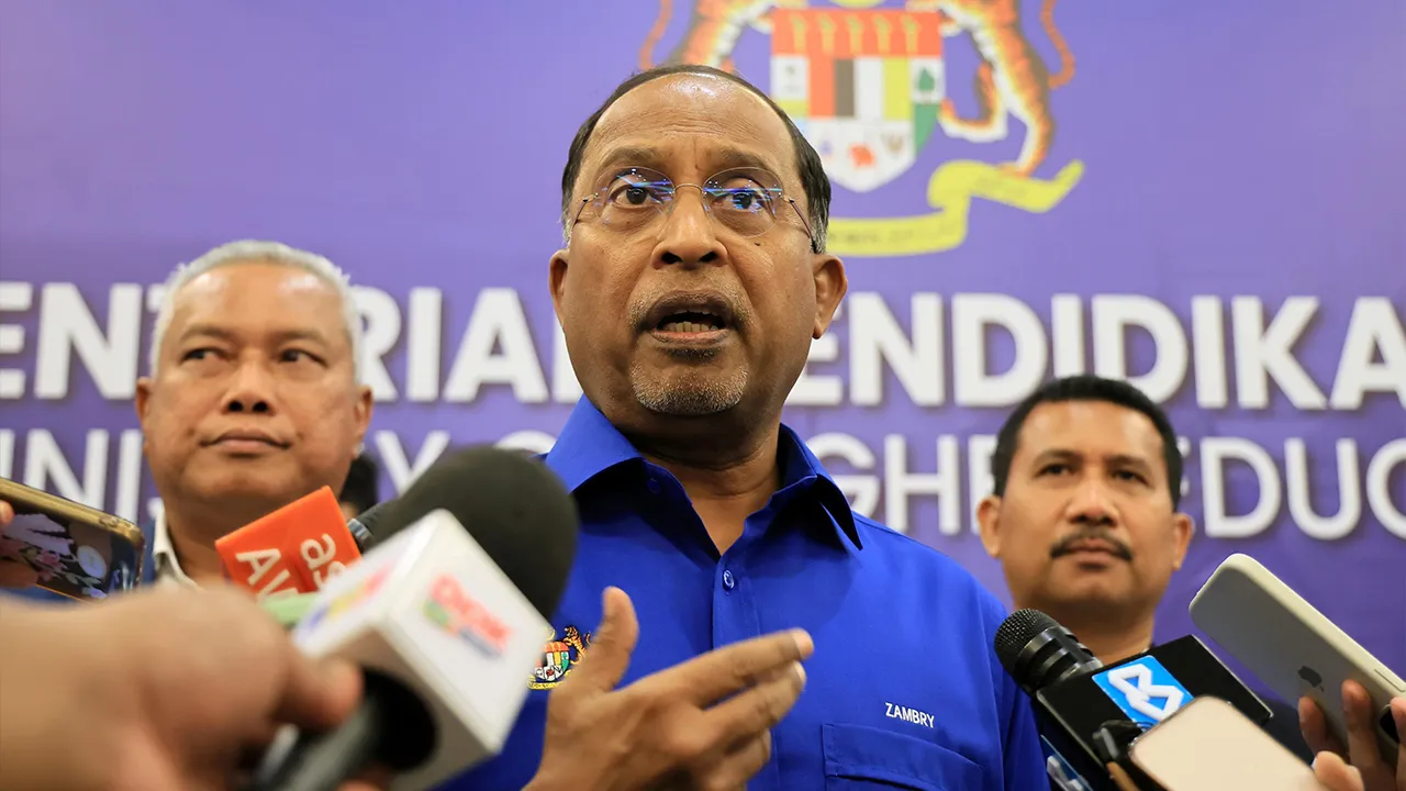PUTRAJAYA, 7 Sept - Menteri Pendidikan Tinggi, Datuk Seri Dr Zambry Abd Kadir bercakap kepada pemberita selepas Majlis Serahan Surat Tajaan Yuran Pengajian Kepada Pelajar Cemerlang Sijil Tinggi Persekolahan Malaysia (STPM) 2025 hari ini. - fotoBERNAMA (2026) HAK CIPTA TERPELIHARA