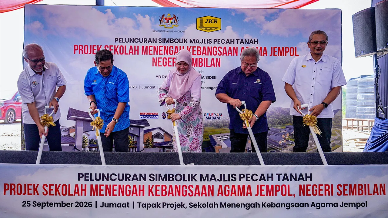 JEMPOL, 25 Sept - Menteri Pendidikan Datuk Seri Fadhlina Sidek (tengah) melakukan gimik pecah tanah projek Sekolah Menengah Kebangsaan Agama (SMKA) Jempol hari ini. Beliau berkata SMKA Jempol, Negeri Sembilan bakal jadi sekolah aliran agama TVET pertama negara. - fotoBERNAMA (2026) HAK CIPTA TERPELIHARA