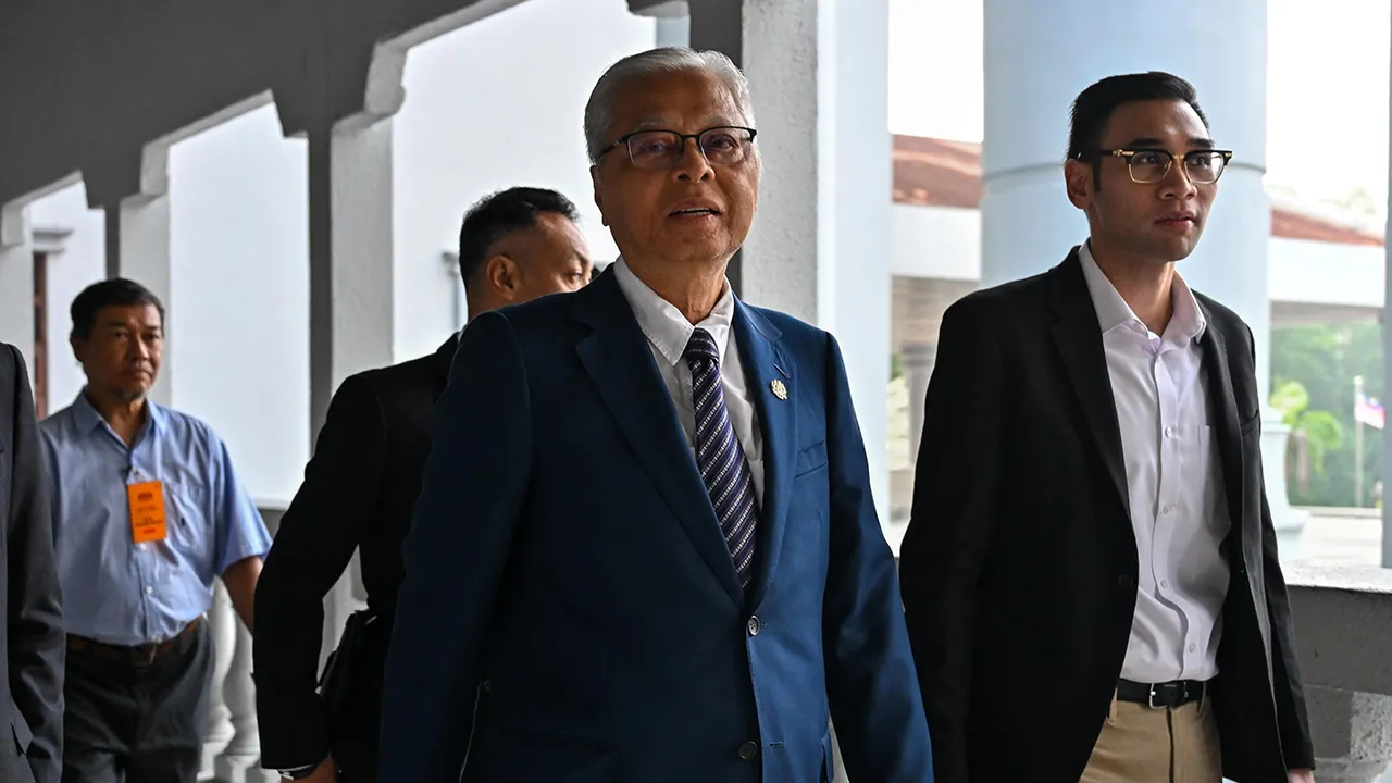 KUALA LUMPUR, 29 Sept - Bekas Perdana Menteri Datuk Seri Ismail Sabri Yaakob hadir ke Mahkamah Sesyen Kuala Lumpur hari ini bagi sebutan kes yang diahadpinya iaitu tidak mengisytiharkan harta termasuk wang tunai RM14.7 juta dan jutaan wang tunai pelbagai mata wang asing serta lima ketul jongkong emas, tahun lepas. - fotoBERNAMA (2026) HAK CIPTA TERPELIHARA