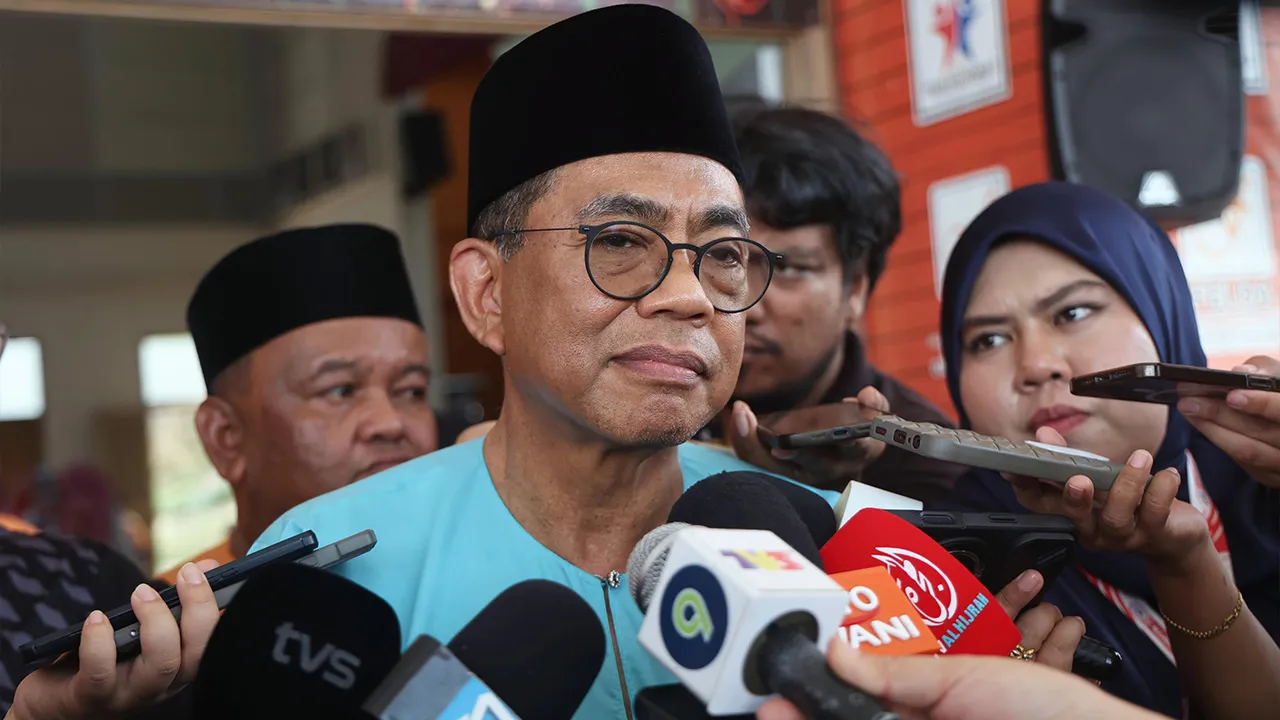 KOTA TINGGI, 20 Sept - Menteri Pertahanan yang juga Ahli Parlimen Kota Tinggi Datuk Seri Mohamed Khaled Nordin menjawab pertanyaan media pada Sambutan Maulidur Rasul 1448/2026H Peringkat Parlimen Kota Tinggi di Dewan Besar Felda Air Tawar 2 hari ini. - fotoBERNAMA (2026) HAK CIPTA TERPELIHARA