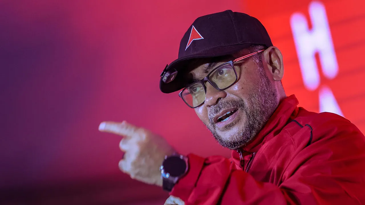 BATU PAHAT, 1 Julai - Timbalan Presiden Parti Amanah Negara, Senator Datuk Seri Mujahid Yusof Rawa berucap pada Jelajah Johor Ke Depan Undi Harapan sempena kempen Pilihan Raya Negeri (PRN) Johor ke-16 di Senggarang hari ini. - fotoBERNAMA (2026) HAK CIPTA TERPELIHARA