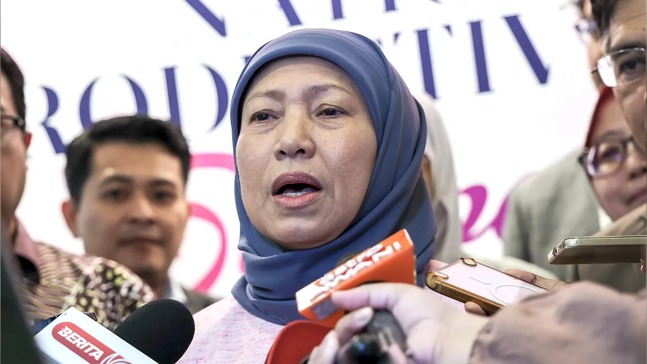 PUTRAJAYA, 29 Sept - Menteri Pembangunan Wanita, Keluarga dan Masyarakat Datuk Seri Nancy Shukri bercakap kepada pemberita selepas merasmikan Majlis Pelancaran Simposium Kesihatan Reproduktif Kebangsaan 2026 di sebuah hotel, hari ini. - fotoBERNAMA (2026) HAK CIPTA TERPELIHARA