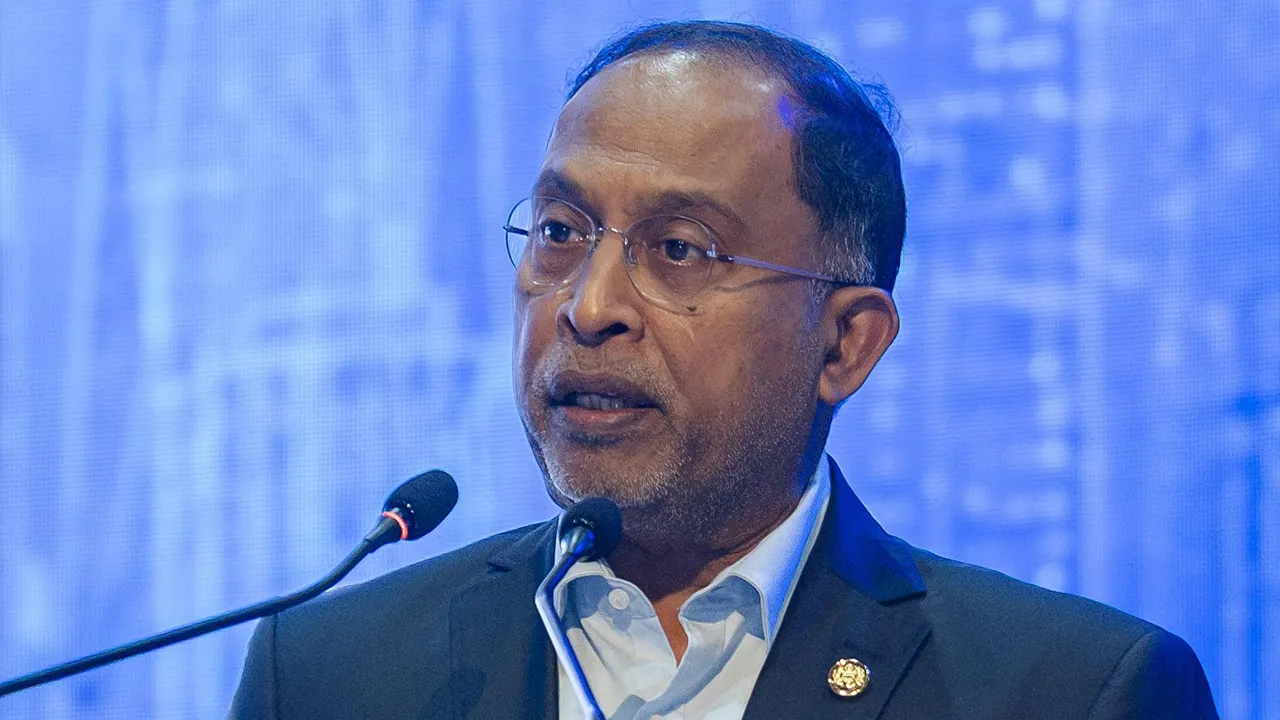 KUALA LUMPUR, 22 Sept - Menteri  Pendidikan Tinggi Datuk Seri Zambry Abdul Kadir berucap pada Majlis Perasmian University Research and Innovation Investment Summit 2026 (URIIS 2026) di WTCKL hari ini. - fotoBERNAMA (2026) HAK CIPTA TERPELIHARA