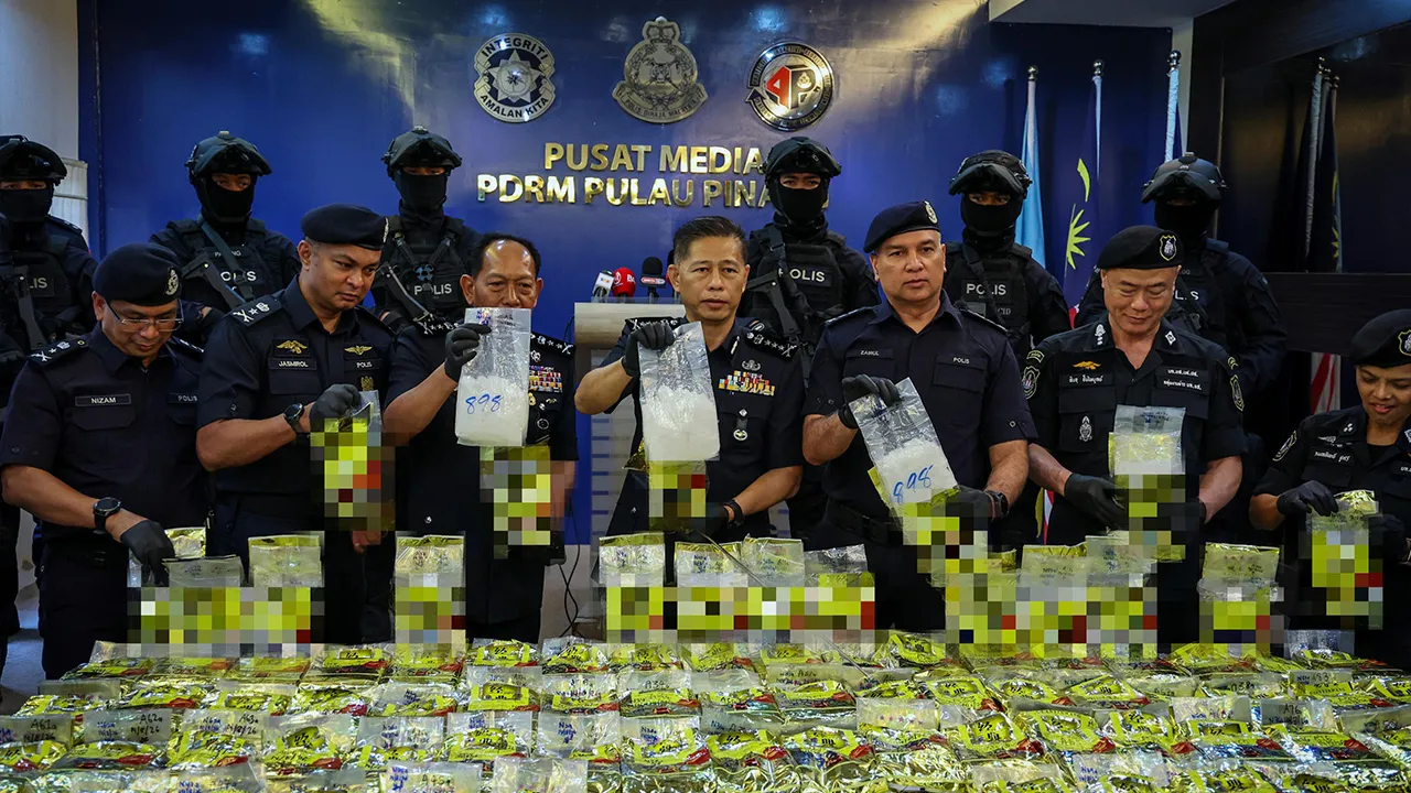 GEORGE TOWN, 1 Sept - Ketua Polis Pulau Pinang Datuk Dennis Lim Kwang Keng (tengah) bersama pegawai Police Narcotics Suppression Bureau (PNSB) Royal Thai Police menunjukkan dadah jenis methamphetamine bernilai RM4.31 juta ketika mengadakan sidang media di Ibu Pejabat Polis Kontinjen Negeri hari ini. - fotoBERNAMA (2026) HAK CIPTA TERPELIHARA