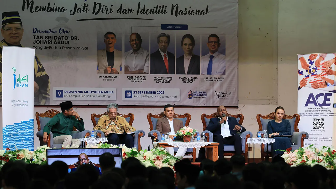 BANGI, 23 Sept - Ahli panel, Prof Emeritus Datuk Dr Teo Kok Seong (dua ,kiri), Prof Datuk Dr Sivamurugan Pandian (dua, kanan), Azlan Shah Nabees Khan (kiri) dan Jo-Anna Sue Henley Rampas (kanan) ketika hadir pada sesi Dialog Negara Bangsa: Membina Jati Diri dan Identiti Nasional di Institut Pendidikan Guru Kampus Pendidikan Islam (IPGKPI) hari ini . Turut hasir Moderator Azlan Mubin (tiga kiri). - fotoBERNAMA