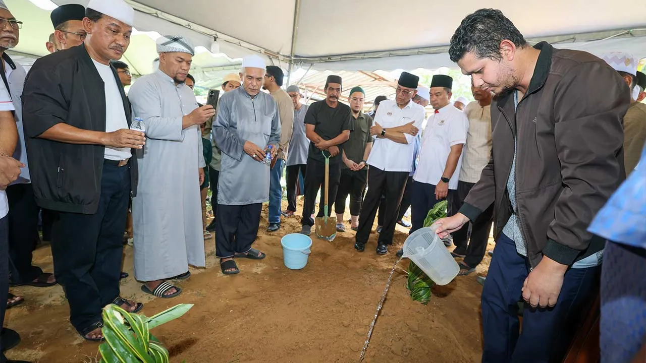 KOTA BHARU, 13 Sept - Suami Allahyarham, Muhammad Faiz Abdul Malek, 37, menyiram air di atas pusara isterinya yang juga pegawai perubatan Dr Ainul Baraah Kamarudin, 33, selepas jenazah selamat dikebumikan dikebumikan di Tanah Perkuburan Islam Sri Kedeper, Pengkalan Chepa, hari ini. Dr Ainul Baraah antara lima mangsa nahas helikopter Perkhidmatan Doktor Udara (FDS) di Long Lellang, Baram, Sarawak yang terhempas dan terbakar berhampiran hujung landasan STOLport Long Lellang pada kira-kira 3.40 petang Selasa l