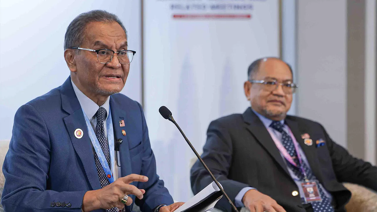 KUALA LUMPUR, Sept 10 - Health Minister Datuk Seri Dr Dzulkefly Ahmad (left), who is also Chair of the 17th ASEAN Health Ministers "' Meeting (AHMM) speaks during a press conference after the Opening Ceremony of the 17th AHMM and Related Meetings today. Also present is Health Ministry Secretary-General Datuk Seri Hasnol Zam Zam Ahmad. - fotoBERNAMA (2026) COPYRIGHT RESERVED