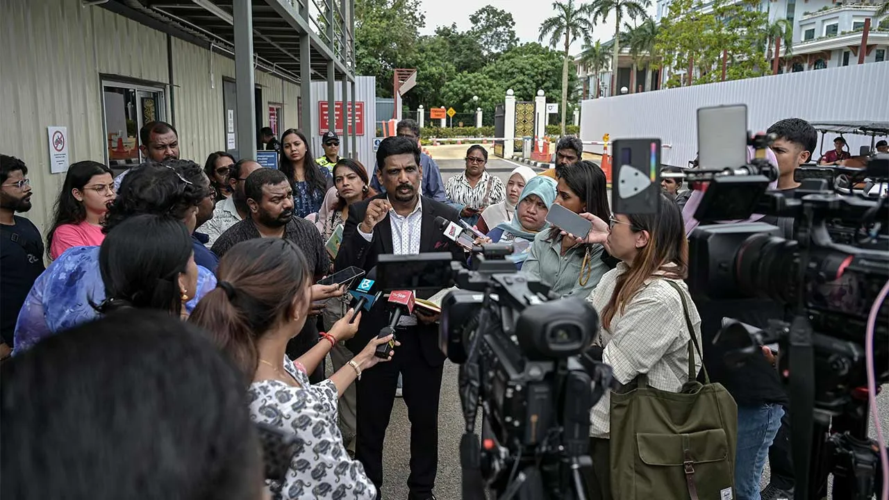 PUTRAJAYA, 27 Sept - Wakil keluarga mangsa, Dr R. Manivannan ketika ditemui pengamal media selepas menghadiri sesi taklimat mengenai 55 rakyat Malaysia yang masih hilang dalam kejadian banjir kilat glasier di Nepal di Wisma Putra hari ini. Ahli keluarga berkenaan selesai menghadiri pertemuan secara tertutup dengan wakil kerajaan bagi mendapatkan perkembangan terkini mengenai usaha pencarian, termasuk proses pengesahan dan pengenalpastian mangsa yang masih belum ditemukan selepas lebih sebulan kejadian itu b