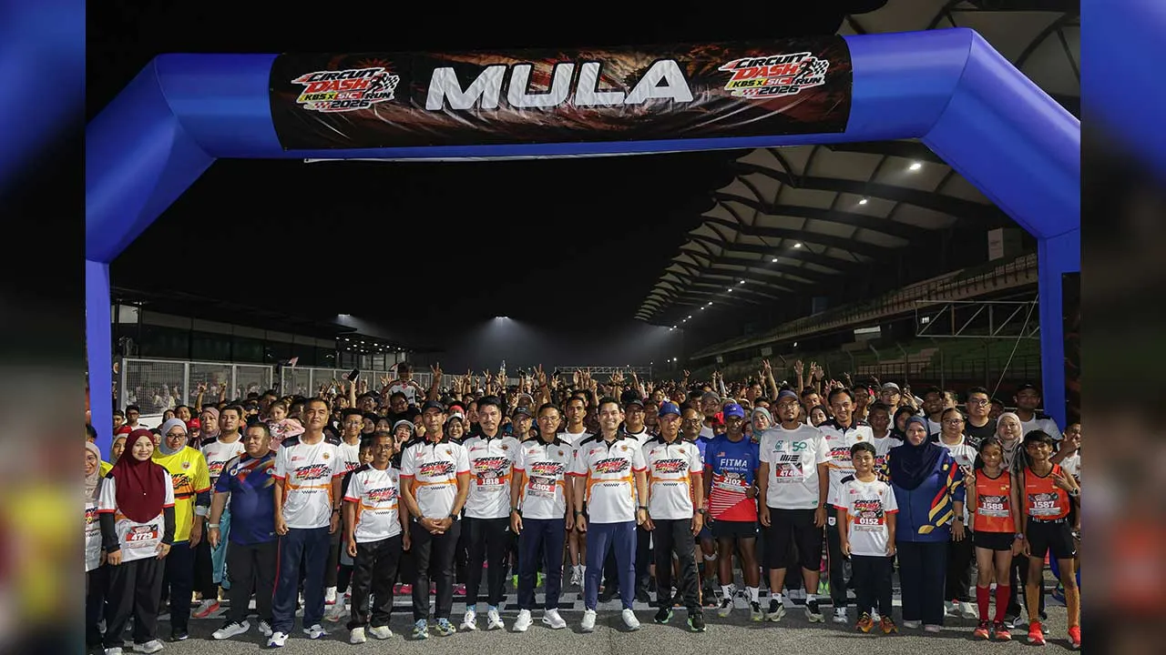 SEPANG, 4 Sept - Menteri Belia dan Sukan Dr Mohammed Taufiq Johari bergambar bersama peserta sebelum melakukan flag-off Larian Circuit Dash Kementerian Belia dan Sukan (KBS) X Sepang International Circuit (SIC) 2026 di SIC hari ini. Turut sama Ketua Setiausaha Kementerian Belia dan Sukan Datuk Rahimi Ismail - fotoBERNAMA (2026) HAK CIPTA TERPELIHARA