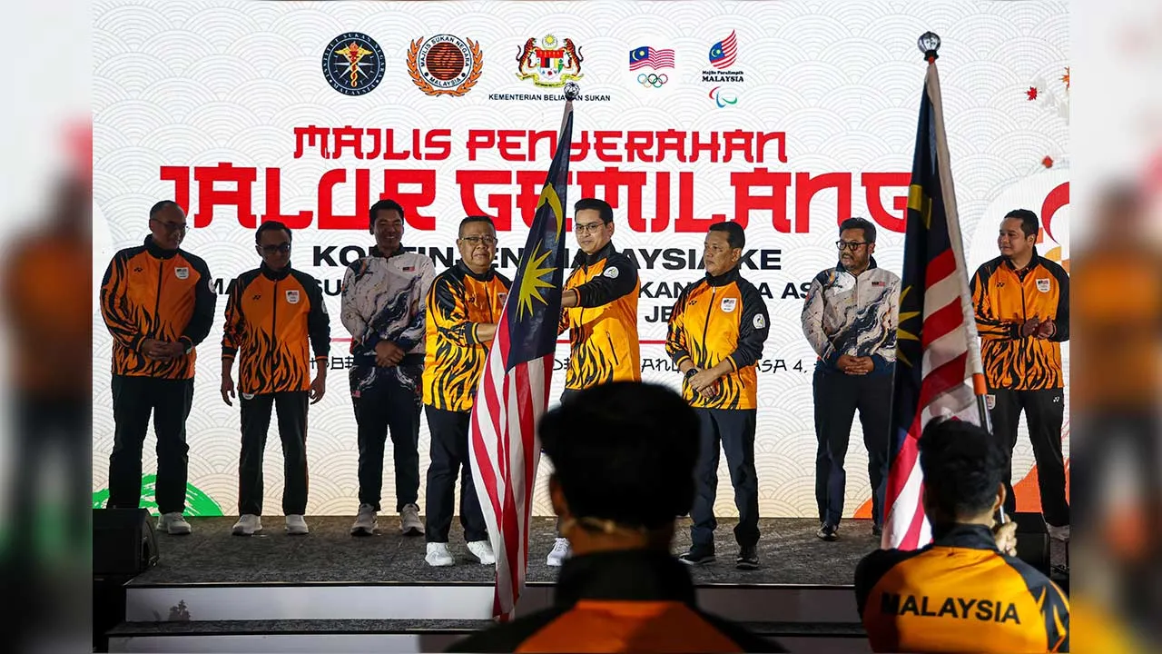KUALA LUMPUR, 8 Sept - Menteri Belia dan Sukan Dr Mohammed Taufiq Johari menyerahkan Jalur Gemilang kepada Chef de Mission (CDM) atau Ketua Kontinjen Malaysia bagi Sukan Asia Aichi-Nagoya 2026 Datuk Mohd Sumali Reduan pada Majlis Penyerahan Jalur Gemilang Kontinjen Malaysia ke Temasya Sukan Asia ke-20 dan Sukan Para Asia ke-5 Aichi-Nagoya 2026, Jepun di Majlis Sukan Negara hari ini. Turut sama Timbalan Menteri Belia dan Sukan Mordi Bimol dan Presiden Majlis Olimpik Malaysia (MOM) Tan Sri Mohamad Norza Zakar