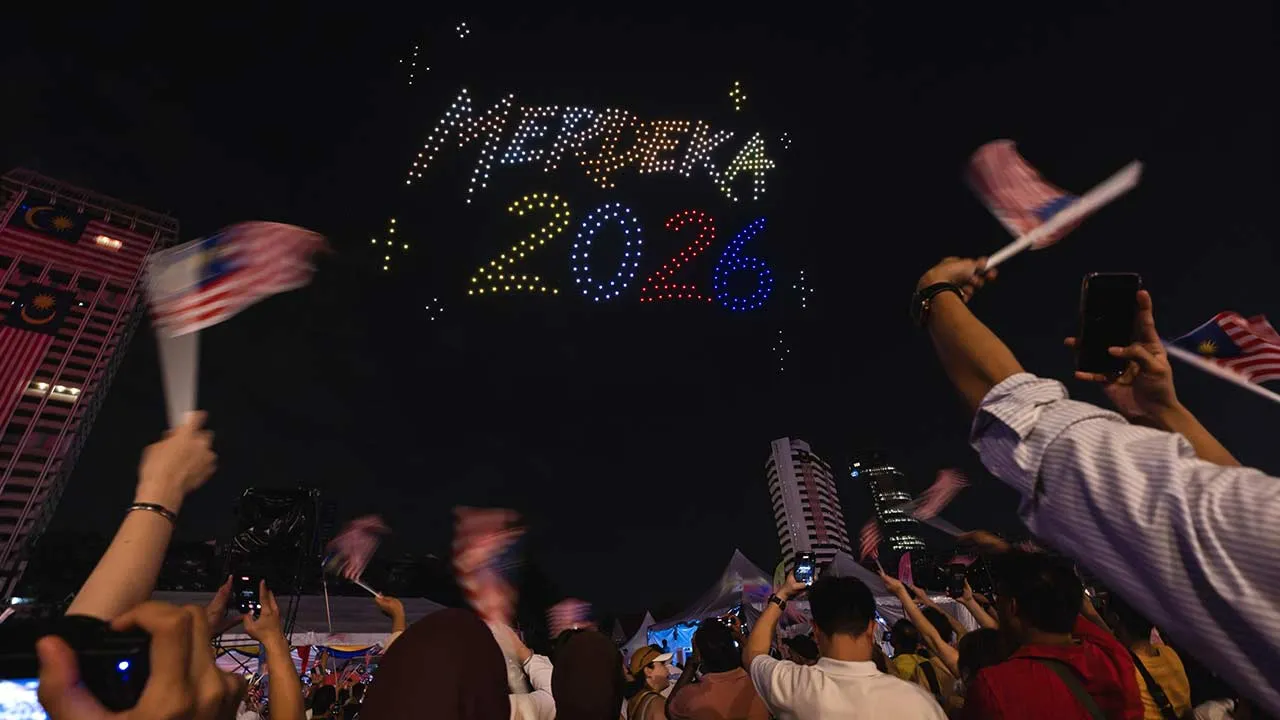 KUALA LUMPUR, 31 Ogos - Persembahan dron dengan formasi membentuk tulisan "Merdeka 2026 apabila waktu memasuki detik 12 tengah malam pada Festival Ambang Merdeka 2026 di Dataran Merdeka awal pagi ini. - fotoBERNAMA (2026) HAK CIPTA TERPELIHARA