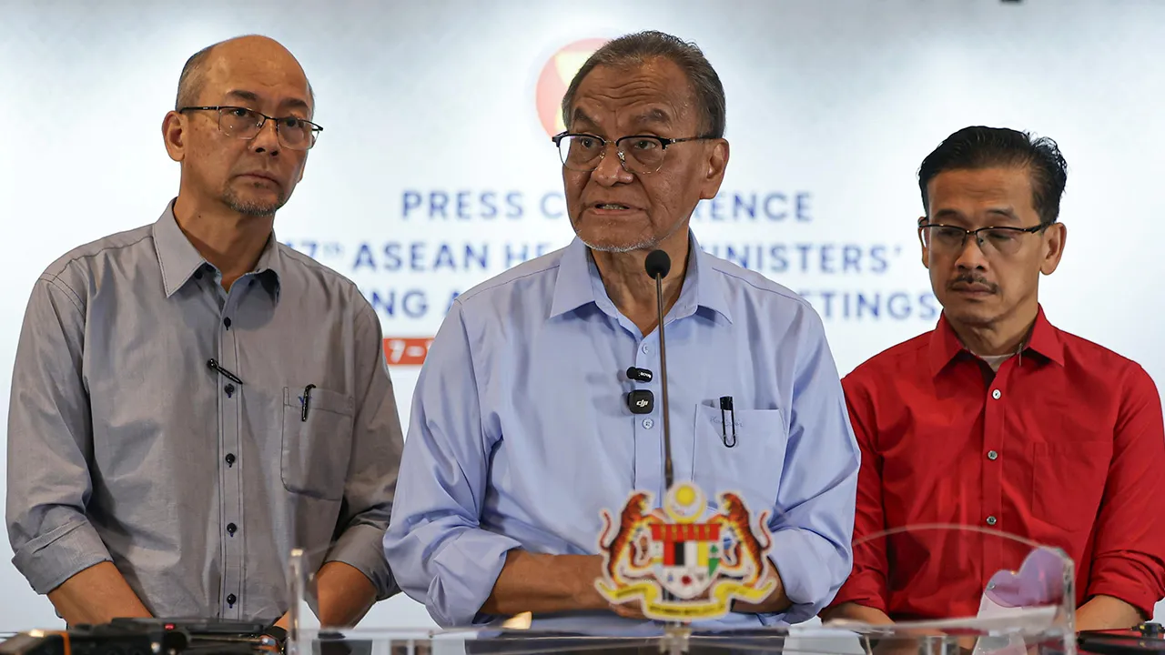 KUALA LUMPUR, 9 Sept - Menteri Kesihatan, Datuk Seri Dr Dzulkefly Ahmad pada sidang media khas berhubung insiden helikopter Perkhidmatan Doktor Udara (FDS) Kementerian Kesihatan (KKM) yang terhempas di Long Lellang, Sarawak semalam. Turut sama Ketua Pengarah Kesihatan, Datuk Dr Mahathar Abdul Wahab (kiri) dan Timbalan Ketua Pengarah Kesihatan (Kesihatan Awam), Dr Ismuni Bohari. - fotoBERNAMA (2026) HAK CIPTA TERPELIHARA