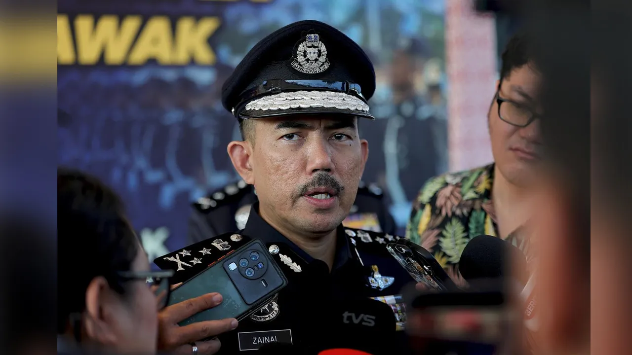 KUCHING, 30 Sept - Pesuruhjaya Polis Sarawak Datuk Mohamad Zainal Abdullah yang juga Pengarah Pengurusan Polis Diraja Malaysia (PDRM) bercakap kepada pemberita selepas menghadiri perhimpunan bulanan di Ibu Pejabat Polis Kontinjen Sarawak, hari ini. - fotoBERNAMA (2026) HAK CIPTA TERPELIHARA