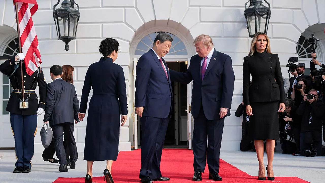 US President Donald Trump and first lady Melania Trump welcome Chinese President Xi Jinping and his wife, Peng Liyuan, during a state arrival ceremony on the South Lawn of the White House in Washington, D.C., US, September 24, 2026. REUTERS/Jonathan Ernst