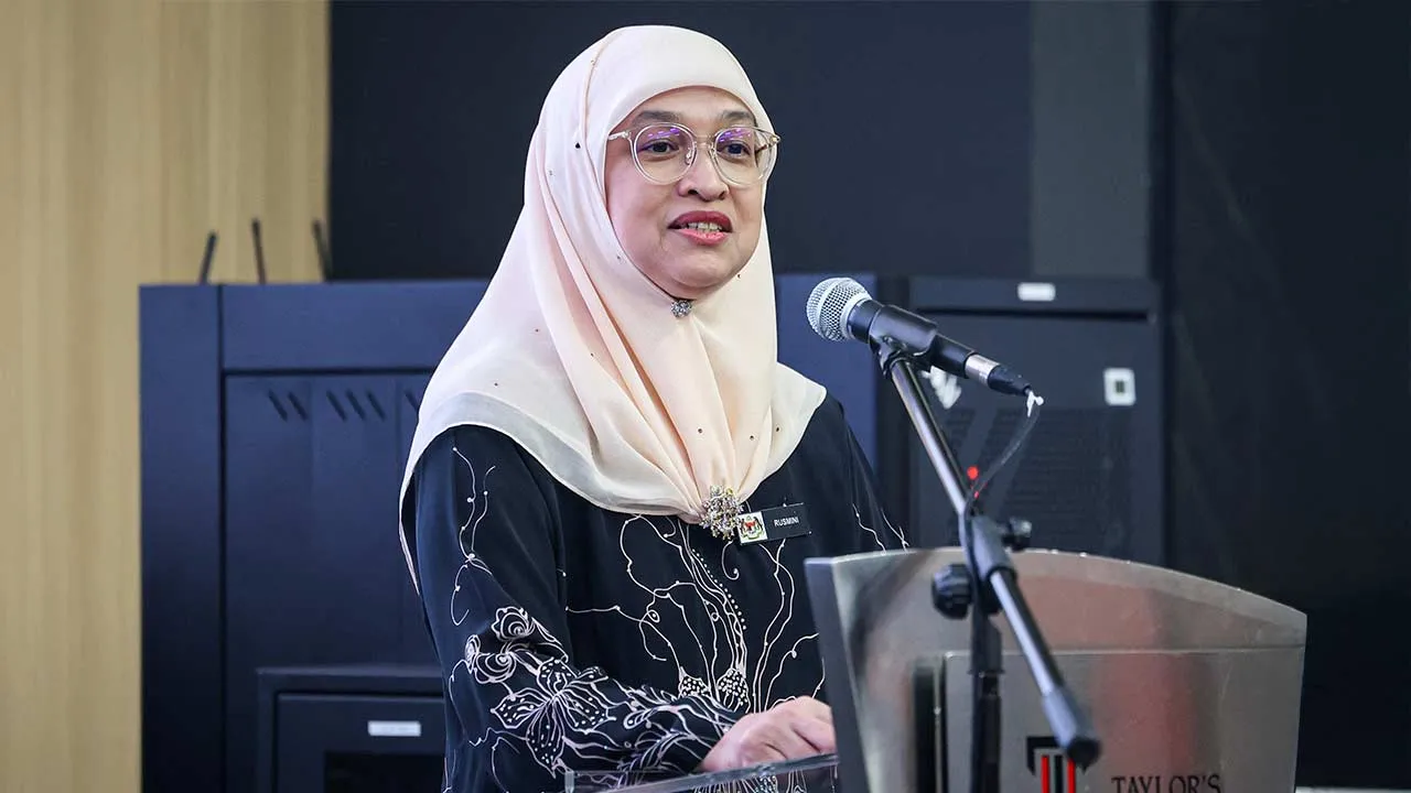 KUALA LUMPUR, 19 April - Timbalan Ketua Pengarah Pendidikan (Sektor Dasar dan Kurikulum) Dr Rusmini Ku Ahmad berucap pada majlis - Projek BacaBaca: Celebrates the Transformative Reading Journeys of 100 Children - di Subang Jaya, Selangor semalam. Projek yang bermula pada 2021 itu telah memberi manfaat kepada lebih 700 murid dengan peningkatan kadar literasi 100 peratus merentasi lebih 20 sekolah melibatkan pelbagai komuniti termasuk bandar berpendapatan rendah, luar bandar dan Orang Asli. - fotoBERNAMA (202