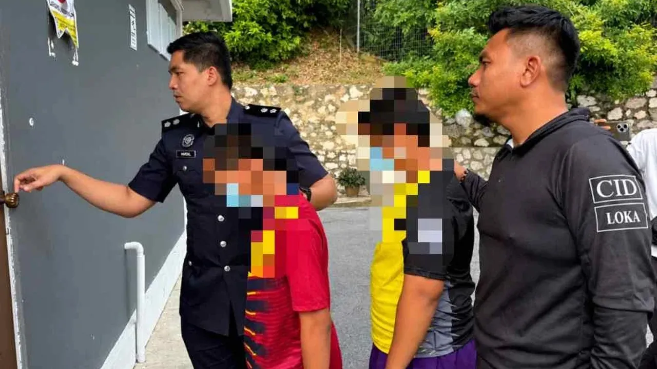Dua pelajar lelaki dari sebuah maahad tahfiz masing-masing berusia 13 dan 14 tahun dihadapkan ke Mahkamah Majistret Parit pada Jumaat atas pertuduhan menyebabkan kecederaan menggunakan seterika terhadap seorang pelajar, minggu lalu.