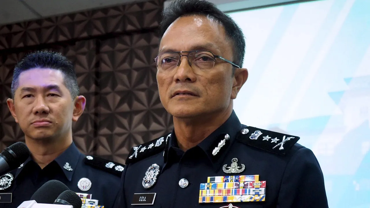 MELAKA, 29 April - Ketua Polis Melaka Datuk Dzulkhairi Mukhtar (kanan) ketika bercakap kepada pemberita pada sidang media di Ibu Pejabat Polis Kontinjen (IPK) Melaka di Ayer Keroh di sini hari ini. Polis menahan 45 individu membabitkan warga China, Vietnam dan Indonesia selepas menggempur dua premis di Taman Kota Bendahari di sini, yang dipercayai dijadikan pusat panggilan sindiket penipuan dalam talian pada 23 April lepas. - fotoBERNAMA (2026)