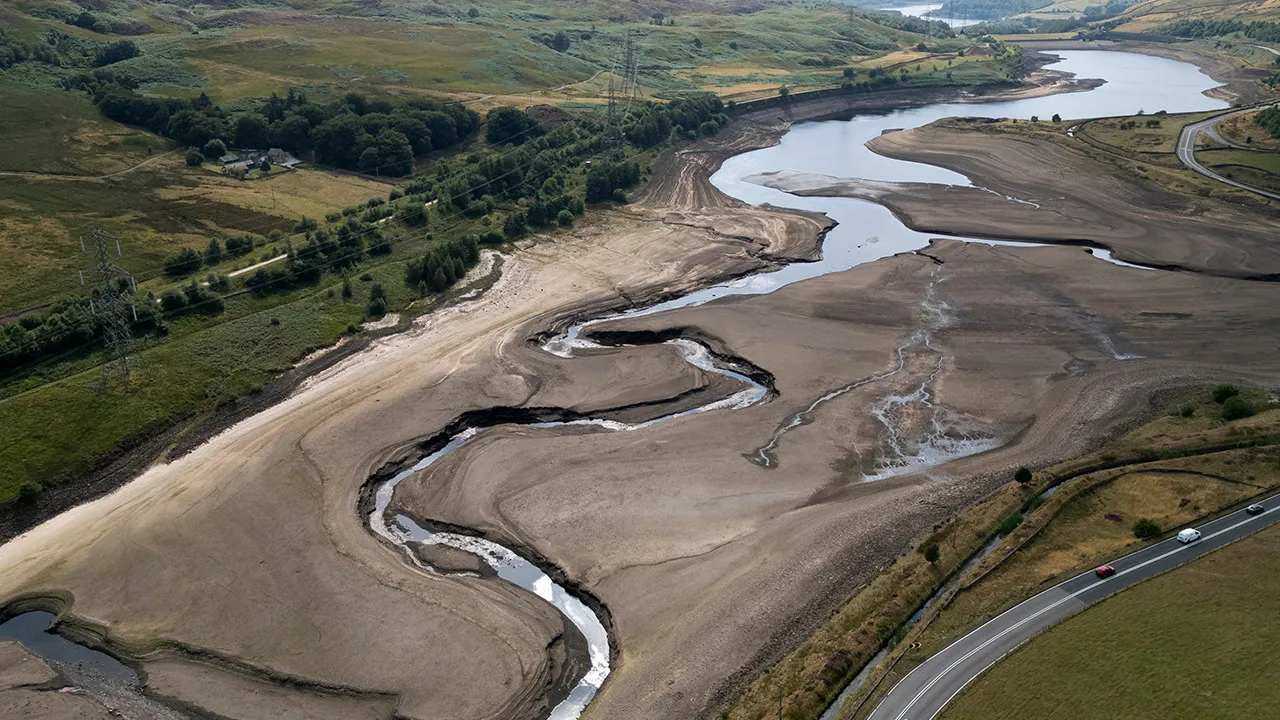  Woodhead reservoir is visible amid a drought near Manchester, England, Thursday, Aug. 13, 2026. (AP Photo/Jon Super, File)
