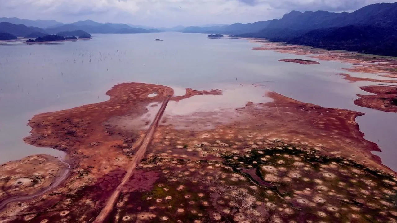 KUALA NERANG, 29 Julai - Paras takungan di Empangan Muda dan Empangan Pedu semakin menyusut di mana setakat hari ini masing-masing mencatatkan pada paras 8.36 peratus (Empangan Muda) dan 40.87 peratus (Empangan Pedu) ketika tinjauan fotoBernama di sini hari ini. Semalam, Timbalan Perdana Menteri Datuk Seri Dr Ahmad Zahid Hamidi berkata kerajaan akan melaksanakan operasi pembenihan awan di Kedah dan Perak selama tiga hari berturut-turut bermula hari ini. Ahmad Zahid berkata operasi itu bagi meningkatkan para
