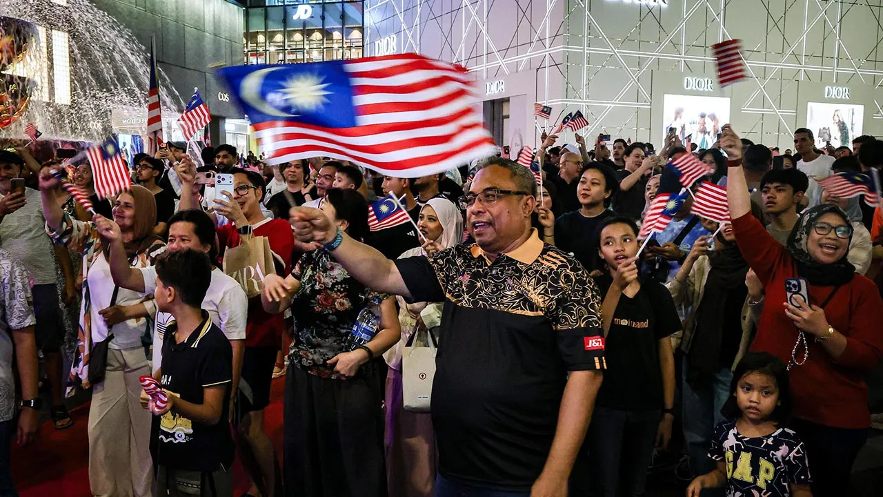 KUALA LUMPUR, 12 Sept - Ketua Pengarah Jabatan Penerangan Malaysia Erwin Khairul Ahmad bersama rakyat mengibarkan bendera Jalur Gemilang kepada pengunjung di perkarangan Pavilion Bukit Bintang sempena Program Pentarama HOHO 2026 di sekitar Kuala Lumpur hari ini. - fotoBERNAMA (2026) HAK CIPTA TERPELIHARA