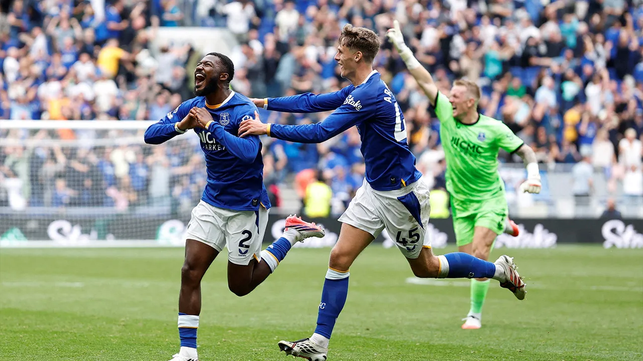 Soccer Football - Premier League - Everton v Manchester United - Hill Dickinson Stadium, Liverpool, Britain - September 6, 2026 Everton's Ainsley Maitland-Niles celebrates scoring their second goal with Harrison Armstrong Action Images via Reuters/Jason Cairnduff