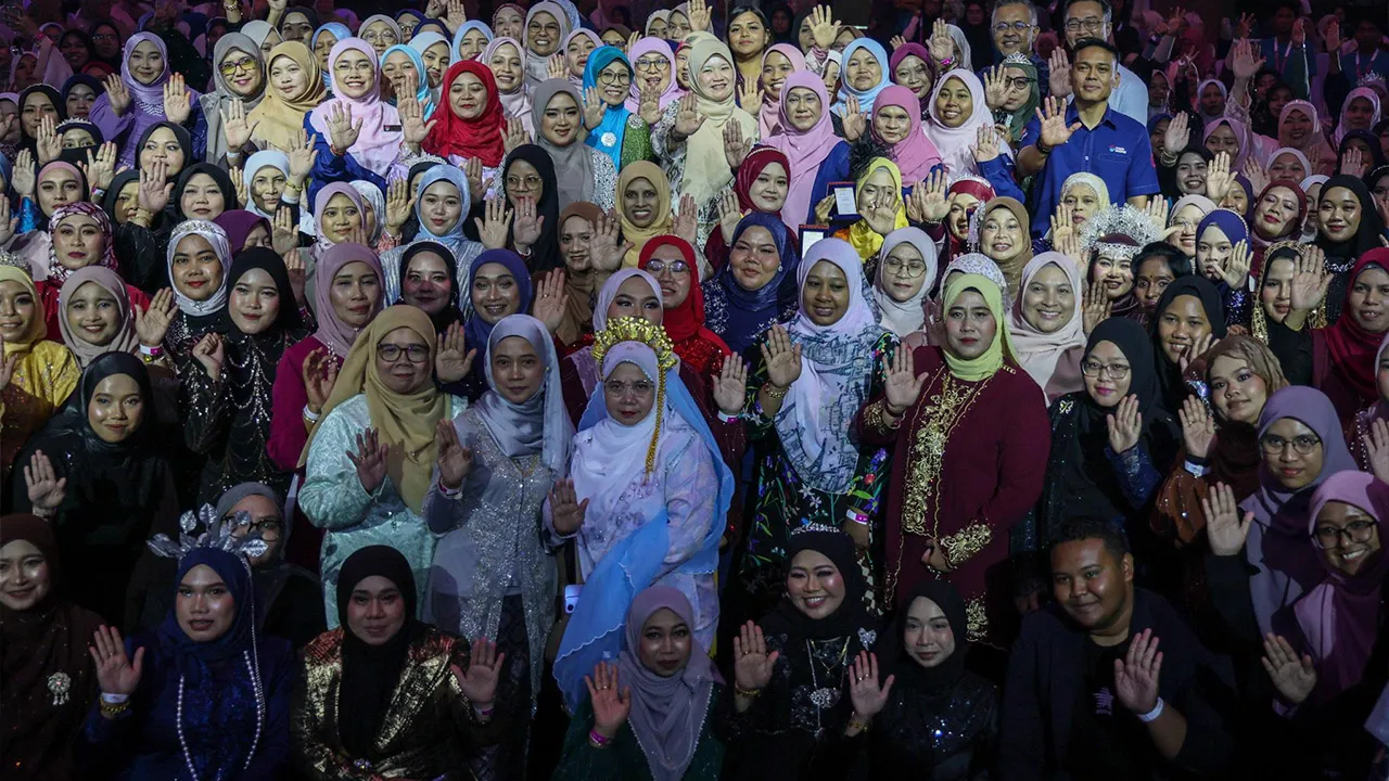 BUTTERWORTH, 5 Sept - Menteri Pendidikan Datuk Seri Fadhlina Sidek bergambar bersama para peserta pada Majlis Perasmian Gala Pesona Kasih MADANI di Pusat Konvensyen PICCA @ Arena Butterworth hari ini. - fotoBERNAMA (2026) HAK CIPTA TERPELIHARA