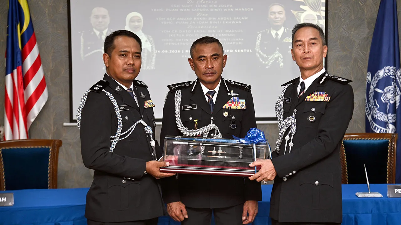 KUALA LUMPUR, 14 Sept - Ketua Polis Kuala Lumpur Datuk Fadil Marsus (tengah) menyaksikan penyerahan tongkat kuasa daripada Superintendan Jasni Zolpa (kiri) kepada Ketua Polis Daerah Sentul yang baharu ACP Anuar Bakri Abdul Salam pada Majlis Serah Terima Tugas dan pemakaian pangkat Anuar di Ibu Pejabat Polis Daerah (IPD) Sentul, hari ini. - fotoBERNAMA (2026)