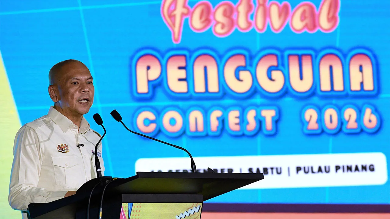 BATU KAWAN, 19 Sept - Menteri Perdagangan Dalam Negeri dan Kos Sara Hidup Datuk Armizan Mohd Ali berucap pada Festival Pengguna 2026 (Confest 2026) di Stadium Batu Kawan hari ini. Confest 2026 dianjurkan oleh Kementerian Perdagangan Dalam Negeri dan Kos Sara Hidup (KPDN) berlangsung dari 17 hingga 20 Sept. "fotoBERNAMA (2026) HAK CIPTA TERPELIHARA