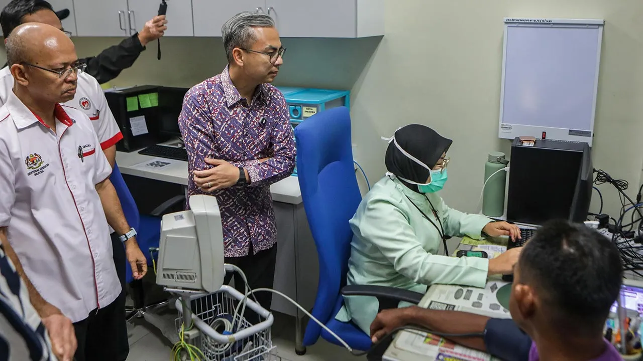 PADANG BESAR, 26 Sept - Menteri Komunikasi Datuk Seri Fahmi Fadzil (dua, kiri) meninjau pelaksanaan inisiatif Pemacu Ekosistem dan Ketersambungan Kesihatan Digital Negara (PERSADA) di Klinik Kesihatan Padang Besar hari ini. Turut sama Pengarah Kesihatan Perlis Dr Ghazali Chik (kiri). PERSADA merupakan kerjasama Kementerian Komunikasi menerusi Suruhanjaya Komunikasi dan Multimedia Malaysia (MCMC) bersama Kementerian Kesihatan (KKM) bagi memperkukuh ketersambungan digital serta penggunaan Rekod Perubatan Elek