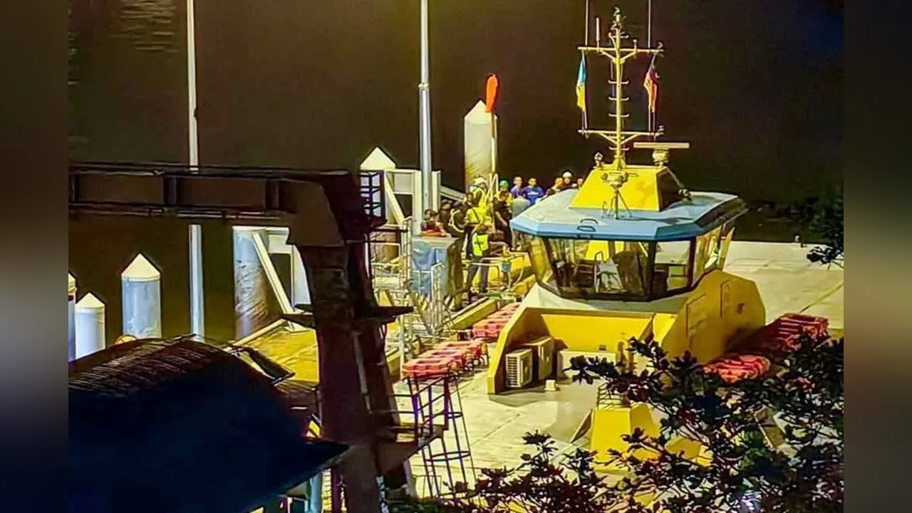 GEORGE TOWN - [DIKEMAS KINI] Sebuah feri Pulau Pinang yang dalam perjalanan dari bahagian pulau ke tanah besar dilaporkan bertembung dengan sebuah kapal lain pada Selasa malam.