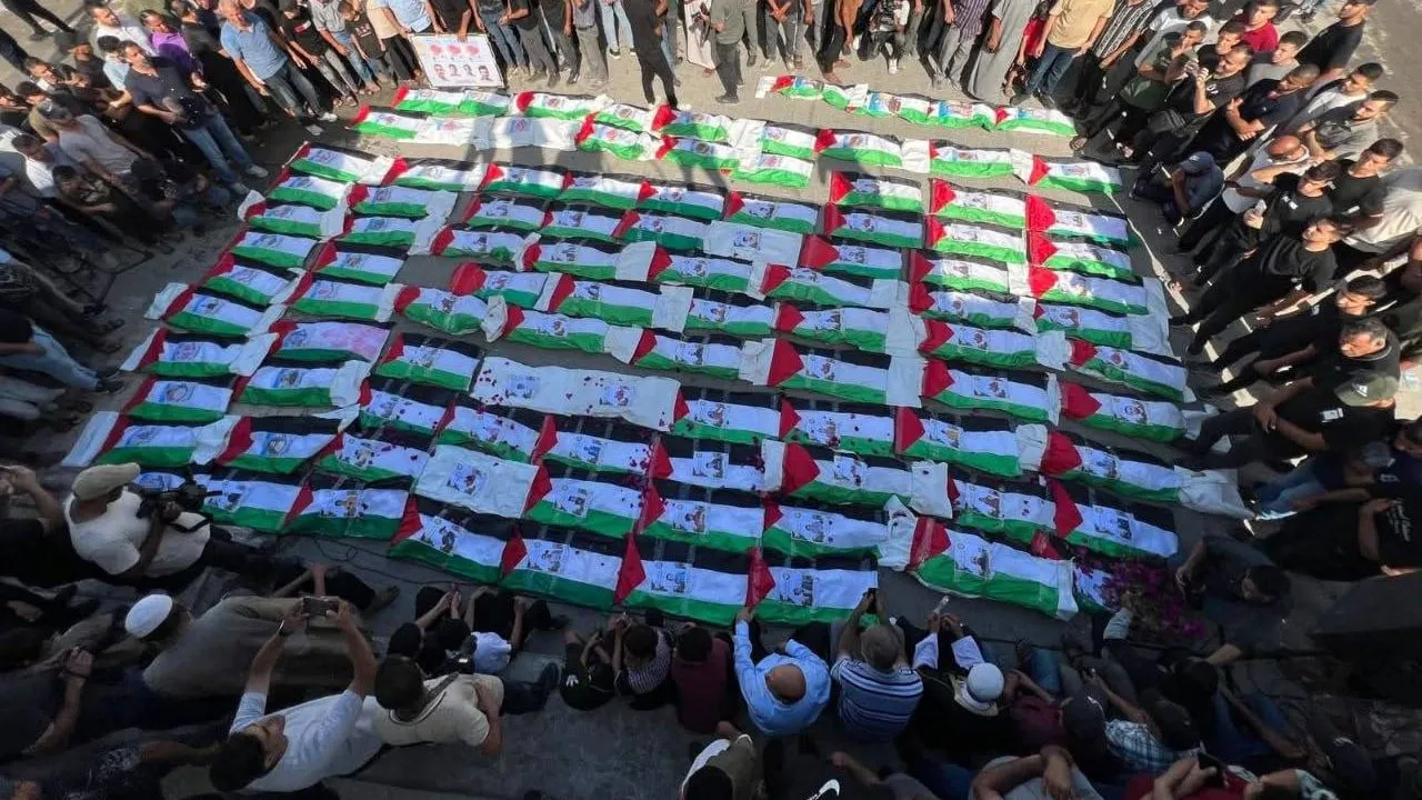 🇵🇸🥀| Funeral procession for 100 martyrs in Gaza  🔸 Funeral proceedings have begun for 100 martyrs mostly women and children whose bodies were recovered from the rubble of destroyed buildings in the Al-Zaytoun neighborhood of Gaza City. Kredit: X @aprajitanefes
