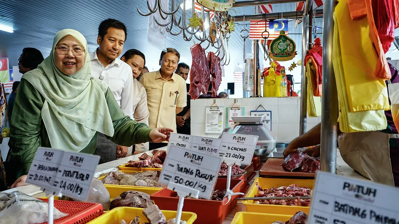 SHAH ALAM, 18 Sept - Timbalan Menteri Perdagangan Dalam Negeri dan Kos Sara Hidup (KPDN) Datuk Dr. Fuziah Salleh menunjukkan tanda harga yang diletakkan oleh peniaga pasar pada Majlis Pelancaran Program Pasar PATUH 2026 Peringkat Negeri Selangor di Pasar Moden Seksyen 16, Shah Alam hari ini. - fotoBERNAMA (2026) HAK CIPTA TERPELIHARA