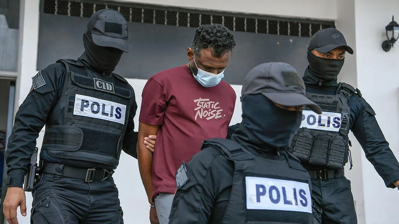 KULIM, 21 Sept - Bekas juruteknik G. Vikneswaran, 43, dihadapkan di Mahkamah Majistret hari ini atas pertuduhan membunuh isterinya minggu lepas. Vikneswaran mengangguk faham selepas pertuduhan dibacakan terhadapnya di hadapan Majistret Nur Hamizah Mat Shah, namun tiada pengakuan direkodkan kerana kes itu di bawah bidang kuasa Mahkamah Tinggi. Mengikut pertuduhan lelaki tersebut didakwa membunuh S. Sila, 39, di sebuah rumah di Taman Tiram di sini antara 6.30 petang hingga 9.04 malam, _BERNAMA