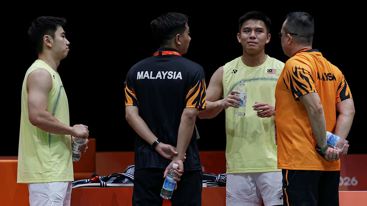 AICHI, 21 Sept - Pengarah Kejurulatihan Beregu Kebangsaan Rexy Mainaky (kanan) bersama beregu lelaki Goh Sze Fei dan Nur Izzuddin Mohd Rumsani selepas beraksi dalam acara badminton berpasukan lelaki pada Sukan Asia Aichi-Nagoya 2026 di Ichinomiya City Municipal Gymnasium hari ini. - fotoBERNAMA